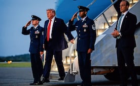 Trump llega a los 80 años con la obsesión de ser alabado; crecen dudas sobre su salud y la Casa Blanco lo descarta