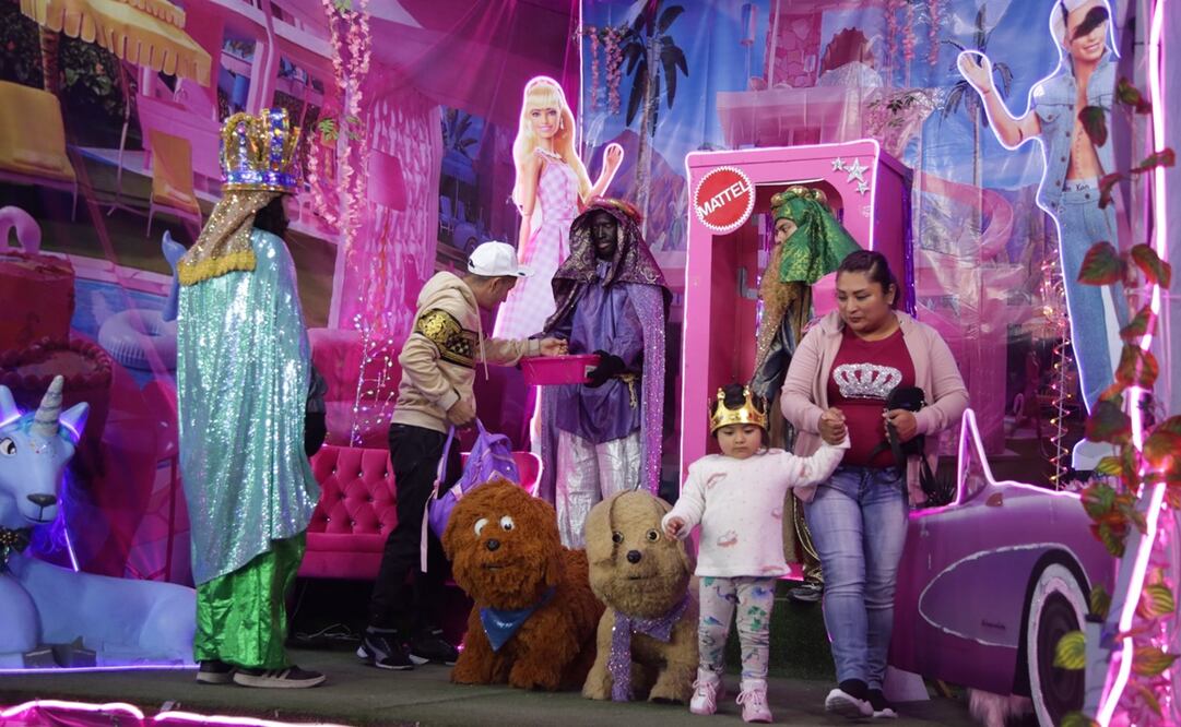 Familias acudieron a la romería instalada en el Monumento a la Revolución para tomarse una fotografía con Melchor, Gaspar y Baltasar. Foto: Carlos Mejía/ EL UNIVERSAL