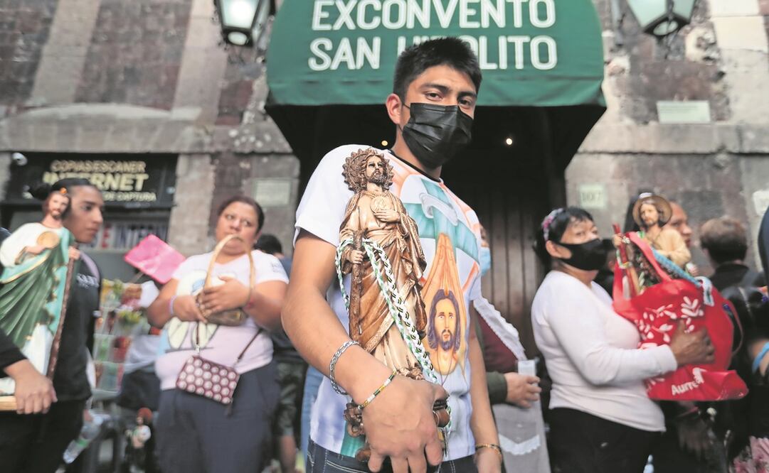 En el templo de San Hipolito se congregaron miles de feligreses para agradecer a San Judas Tadeo por los milagros cumplidos, para ofrecer mandas y hacer nuevas promesas. Foto: Ernesto Álvarez