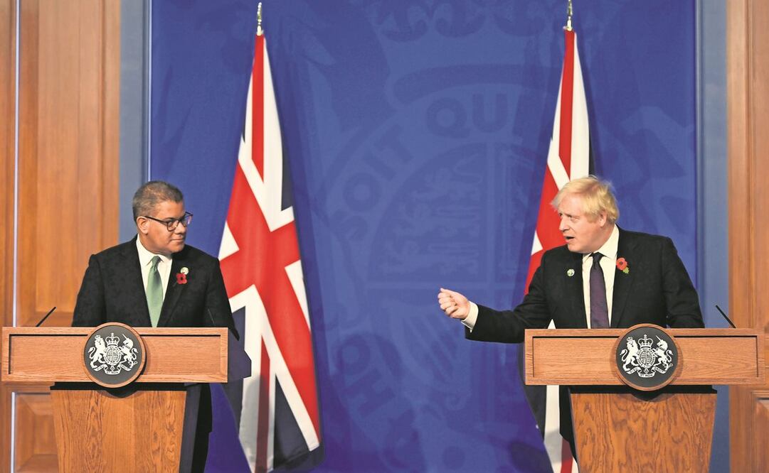 El premier británico, Boris Johnson, estuvo acompañado por el presidente de la cumbre del clima de la ONU, Alok Sharma. Foto: Daniel Leal. AP