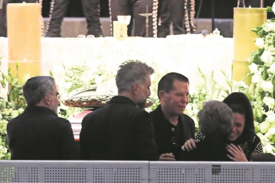 Mariachis, algarabía y silencio para Chente