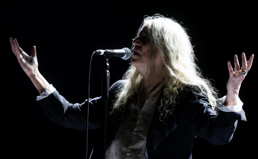 Patti Smith regresa a México, donde se ha presentado ya en recintos como el Palacio de los Deportes, el Teatro Metropolitan, y el Auditorio Nacional, ahora tocó el turno a Esperanza Iris.
Foto: Especial Teatro Esperanza Iris.