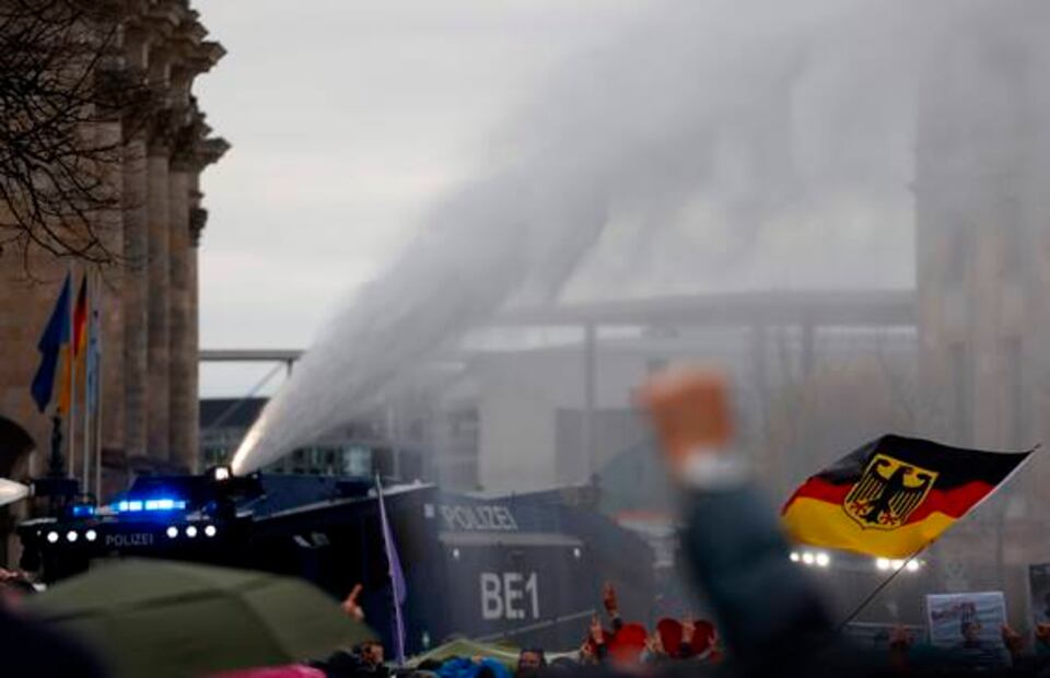 Policía de Alemania disuelve con cañones de agua protesta contra restricciones por Covid-19