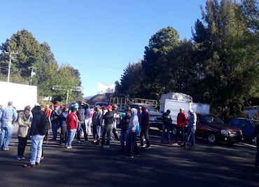 Maestros indígenas bloquean carreteras de Michoacán por falta de pagos