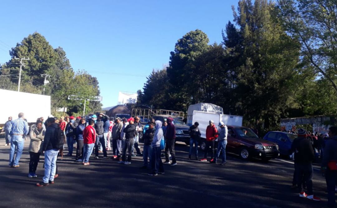 Los agremiados del Sector IX indígena del magisterio michoacano instalaron uno de los bloqueos sobre la carretera libre Pátzcuaro-Uruapan, a la altura del crucero de San Juan Tumbio. FOTO: ESPECIAL