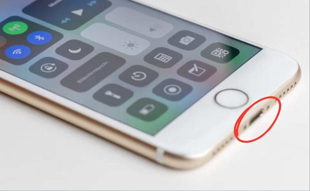 Se recomienda limpiar el puerto de carga del celular mínimo una vez al mes. Foto: Especial