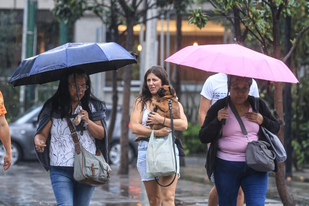 Las autoridades capitalinas activaron la alerta amarilla para 5 alcaldías de la CDMX por lluvias y granizo. (FOTOS Gabriel Pano El Universal)