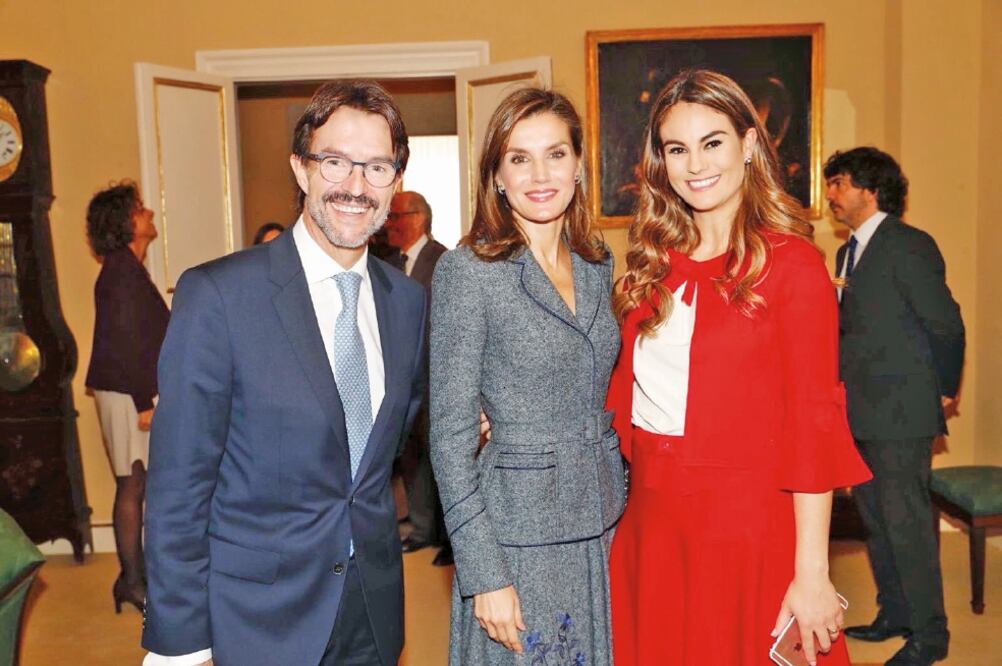 Fernando Landeros, presidente de Fundación Teletón, recibió un reconocimiento de manos de la reina Letizia (centro) por el programa de estimulación temprana para niños con discapacidad. ( TOMADA DE TWITTER)