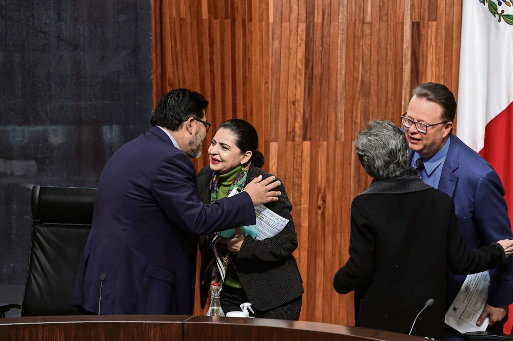 Mónica Soto, nombrada presidenta del TEPJF a partir de 2024, saludó a Reyes Rodríguez con un abrazo. Gabriel Pano | El Universal