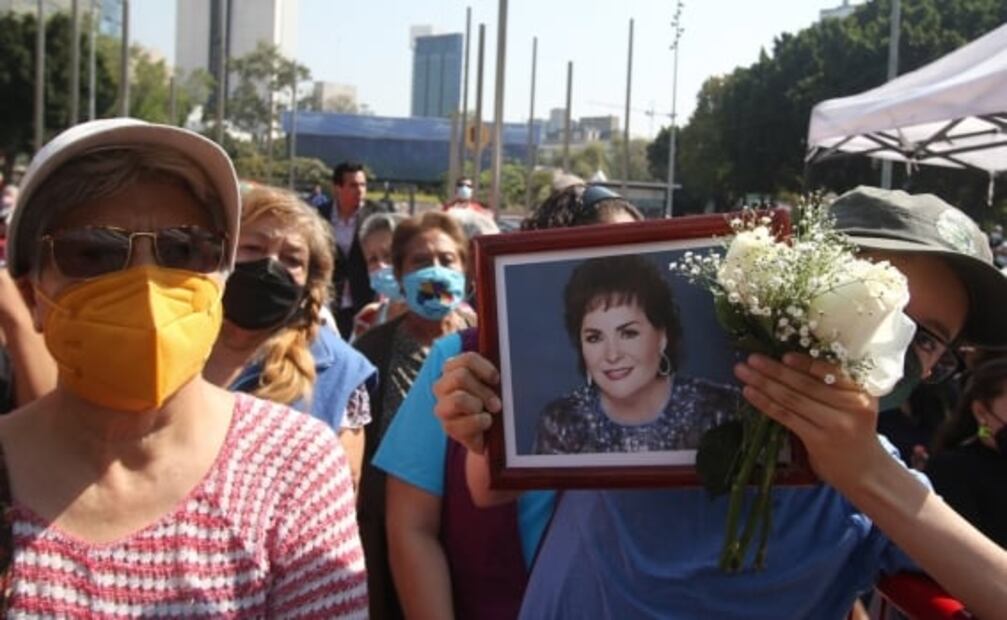 Despiden a Carmen Salinas entre música, aplausos y porras en el Monumento a la Madre
