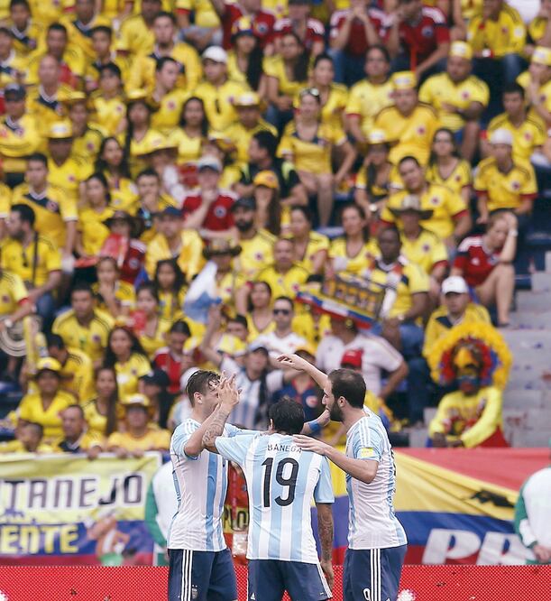 Lucas Biglia (izq.) celebró su gol con Gonzalo Higuain y Ever Banega (19) (JOSÉ MIGUEL GOMEZ. REUTERS)