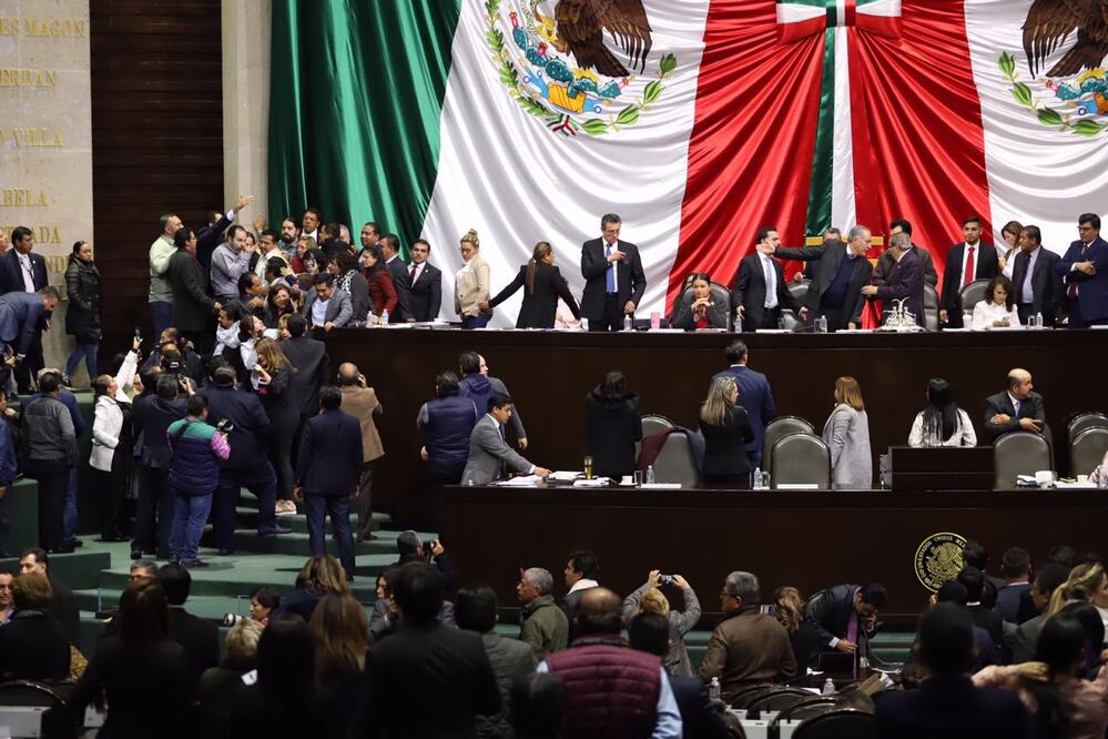 El diputado Raul Gracia junto con otros panistas intentaron tomar la tribuna pero fueron bloqueados por morenistas (BERENICE FREGOSO. EL UNIVERSAL)