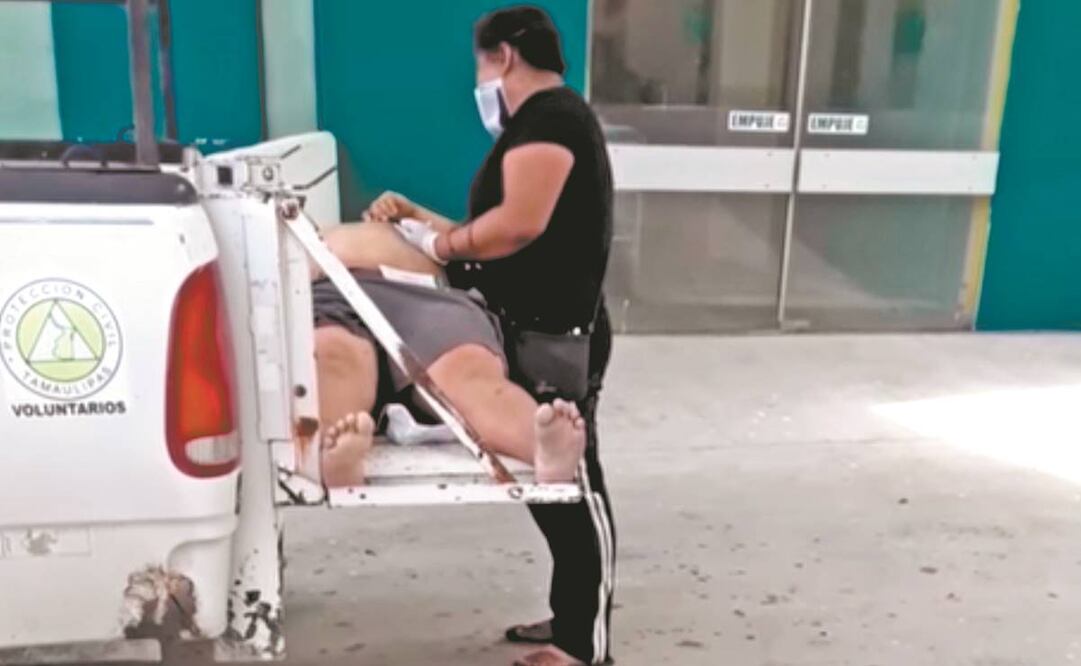 En redes circuló la imagen de un joven junto al cuerpo de su familiar, frente al hospital. SANDRA TOVAR. EL UNIVERSAL