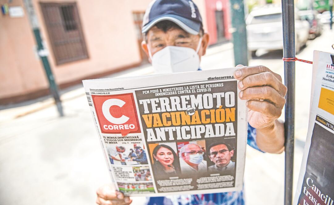 La prensa en Perú publicó en sus portadas la nota de que los políticos se vacunaron contra el Covid antes que la población en general. Foto: Ernesto Benavides. AFP