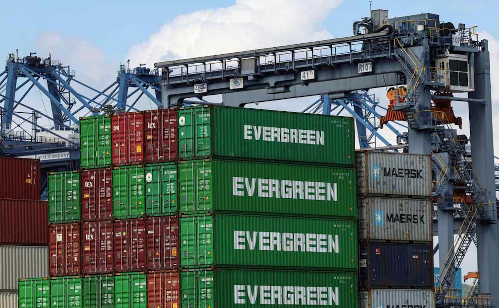 Contenedores de carga Evergreen apilados en el puerto de Balboa, Ciudad de Panamá, el 12 de febrero de 2026. El conglomerado CK Hutchison, con sede en Hong Kong, advirtió el 12 de febrero sobre posibles acciones legales contra la danesa Maersk y otras empresas por la anulación de su contrato para operar dos puertos en el Canal de Panamá. Foto: AFP