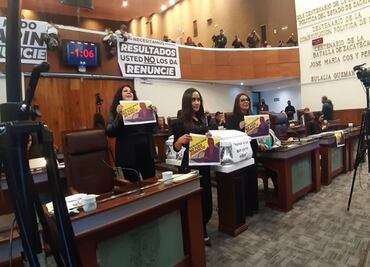 Meten ataúd en el Congreso local durante comparecencia del Secretario de Seguridad Pública de Zacatecas