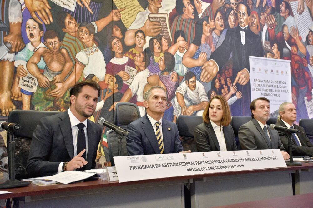 Rafael Pacchiano, titular de la Semarnat; el jefe de gobierno Miguel Ángel Mancera, en su calidad de presidente de la Conago, y Tania Muller secretaria del Medio Ambiente de la Ciudad de México. (LUCIA GODINEZ. EL UNIVERSAL)