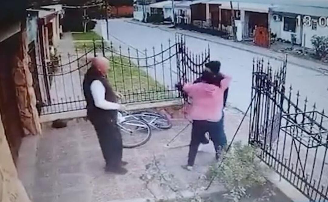 El asesinato se dio en la tarde del 13 de junio frente al domicilio del victimario. Foto: Tomada del video 