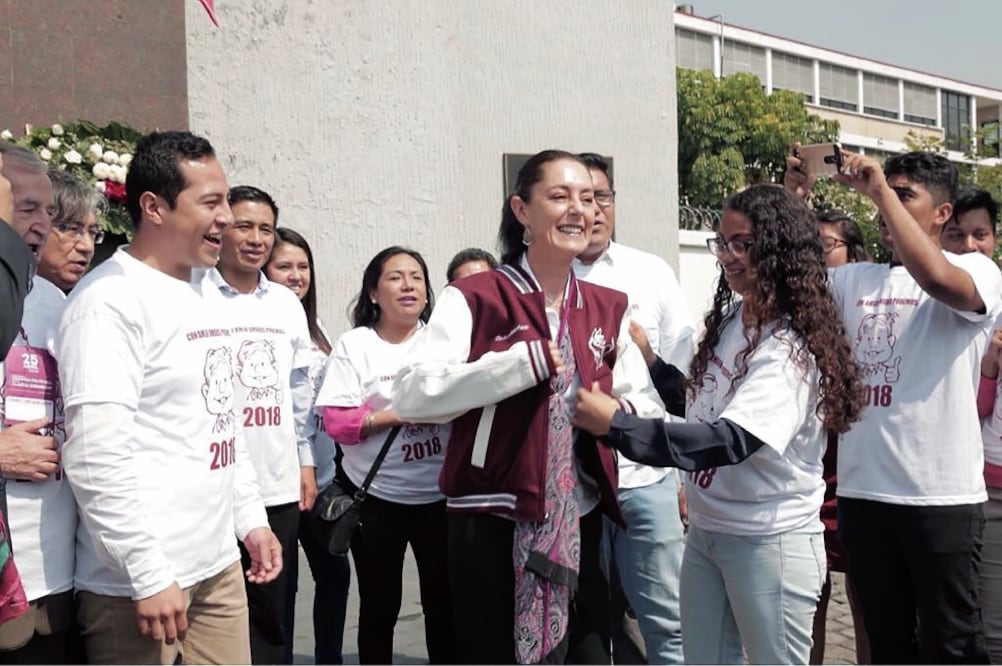 Afinidad. Simpatizantes le regalaron una chamarra del Politécnico, la cual la morenista no dudó en ponerse (CORTESÍA)