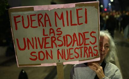 Argentinos marchan en contra de recortes universitarios; Milei anuncia nuevos ajustes a educación y salud
