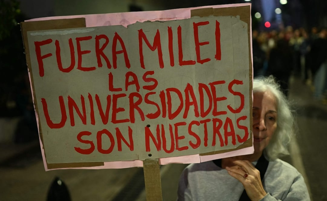 Manifestante sostiene pancarta contra las políticas universitarias de Javier Milei (12/05/2026). Foto: AFP.