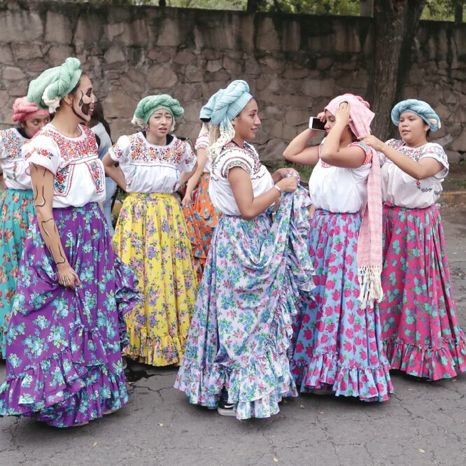 El Gran Desfile de Muertos de la Ciudad de México se llevará a cabo el próximo sábado 27 de octubre a las 16:00 horas. Los contingentes saldrán desde la Estela de Luz hasta el Zócalo. Ayer se llevó a cabo el ensayo general. (LUIS CORTÉS. EL UNIVERSAL)