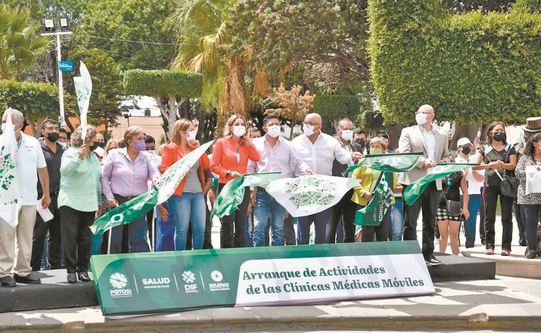 El gobernador Ricardo Gallardo dio banderazo de salida a las clínicas médicas móviles que llevarán servicios de salud a los lugares más lejanos. Foto: Especial