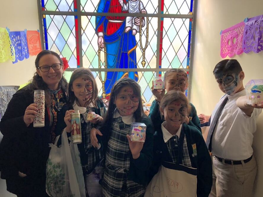 Alumnos de escuelas primarias decoraron cráneos de azúcar, cuadros y flores de papel artesanal / Tomada de Twitter @lacatholics