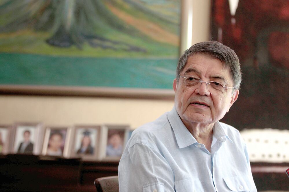 Luego de darse a conocer la noticia de que había sido galardonado con el Premio Cervantes, el escritor Sergio Ramírez atendió a los medios de comunicación en Managua, Nicaragua (OSWALDO RIVAS. REUTERS)