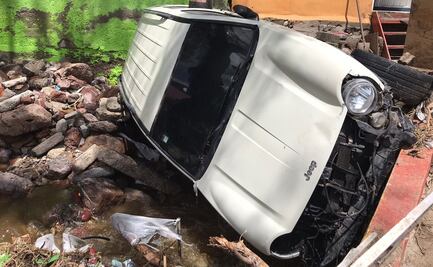 Camioneta permanece estancada en Ecatepec, a 3 días de ser arrastrada por corriente de agua