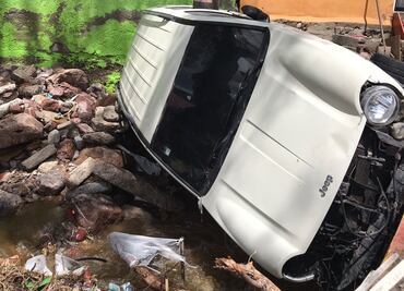 Camioneta permanece estancada en Ecatepec, a 3 días de ser arrastrada por corriente de agua