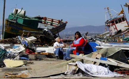 Residents clear mud, rubble as rebuilding begins after Chile quake