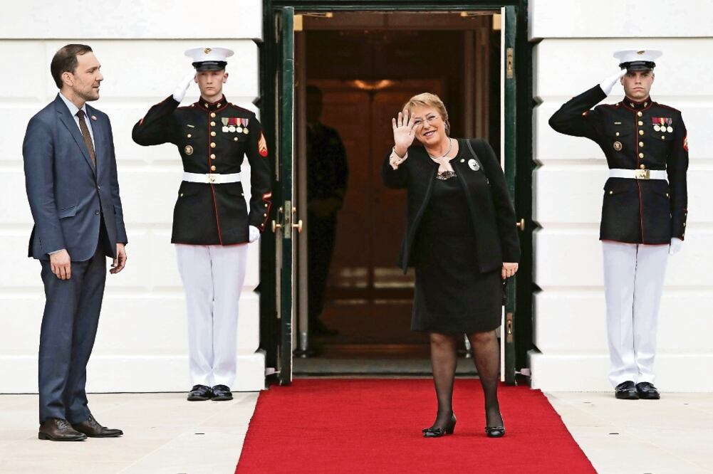 La presidenta de Chile, Michelle Bachelet, a su llegada a la Casa Blanca, el jueves. Ayer sostuvo un encuentro bilateral con Biden. JONATHAN ERNST. REUTERS