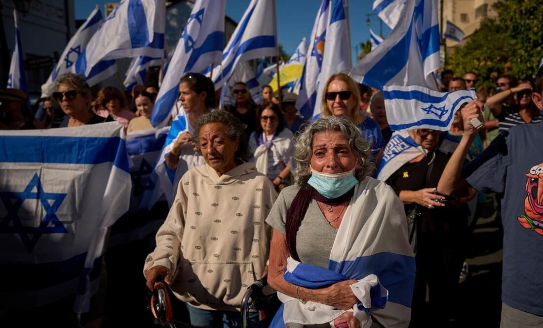 Los dolientes caminan cerca del vehículo que transporta el ataúd del rehén asesinado Guy Illouz durante su cortejo fúnebre en Rishon Lezion, Israel, el miércoles 15 de octubre de 2025. Los restos de Illouz fueron devueltos de Gaza a Israel como parte de un acuerdo de alto el fuego entre Israel y Hamás. Foto: AP