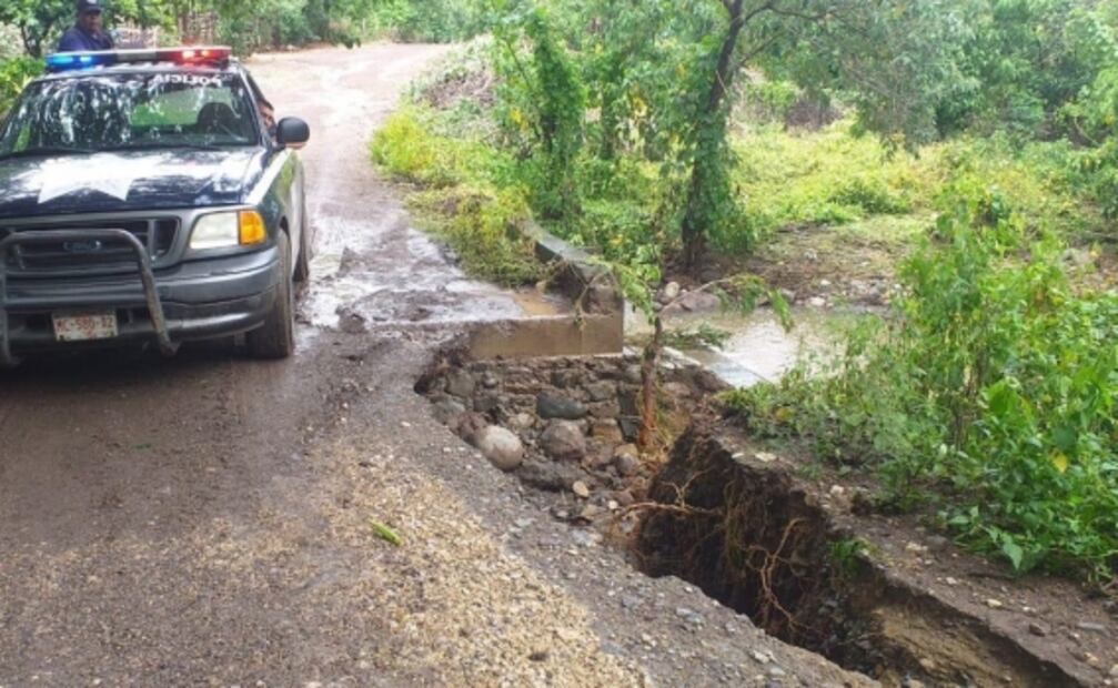 Trasladan a cerca de 350 familias a albergues por paso de “Narda” en Michoacán