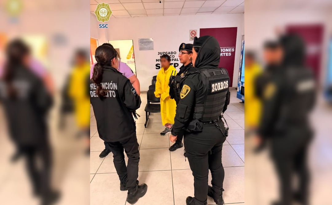 Policías de la SSC localizan a adolescente extraviada en la Morelos. Foto: Especial.