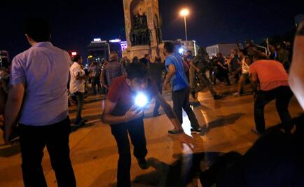 Soldados disparan contra civiles en Estambul, reportes