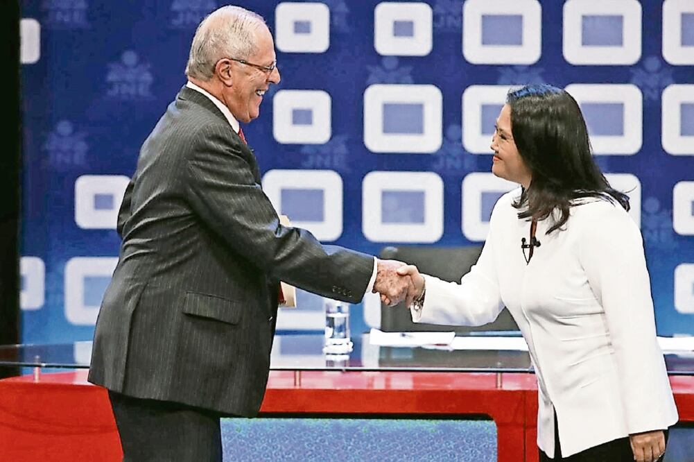 De derecha a izquierda, los candidatos presidenciales Pedro Pablo Kuczynski, de Peruanos por el Kambio y Keiko Fujimori, de Fuerza Popular, estrechan sus manos previo a enfrentarse a la segunda vuelta electoral (ARCHIVO XINHUA)