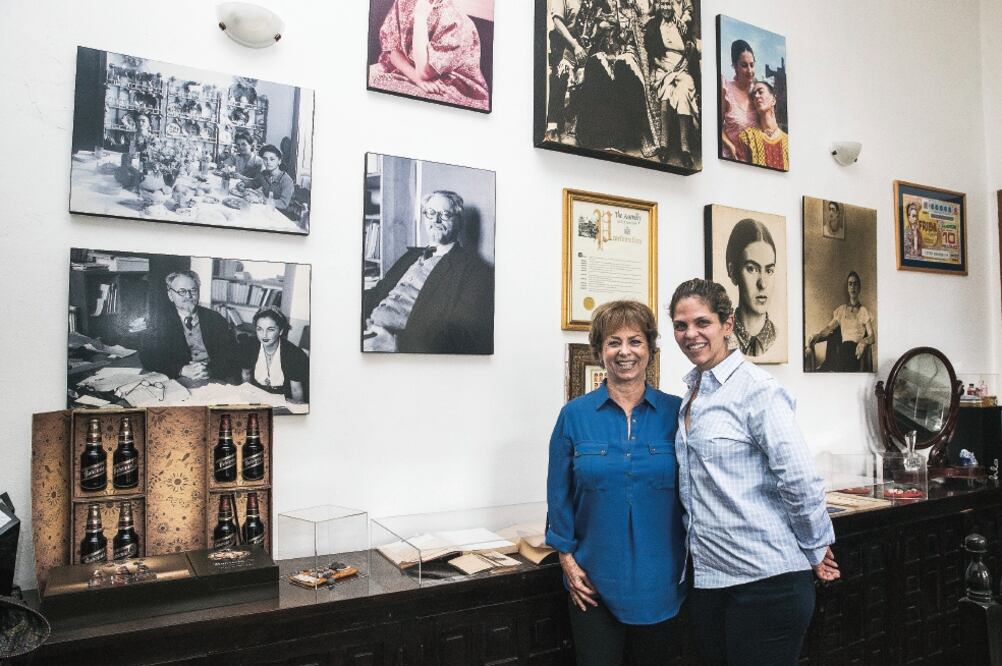Mara Romeo y su hija Mara de Anda, en Coyoacán, en la casa donde vivió Isolda Pinedo Kahlo (madre de Romeo) y sobrina de la pintora Frida Kahlo (FOTOS: YADÍN XOLALPA. EL UNIVERSAL)