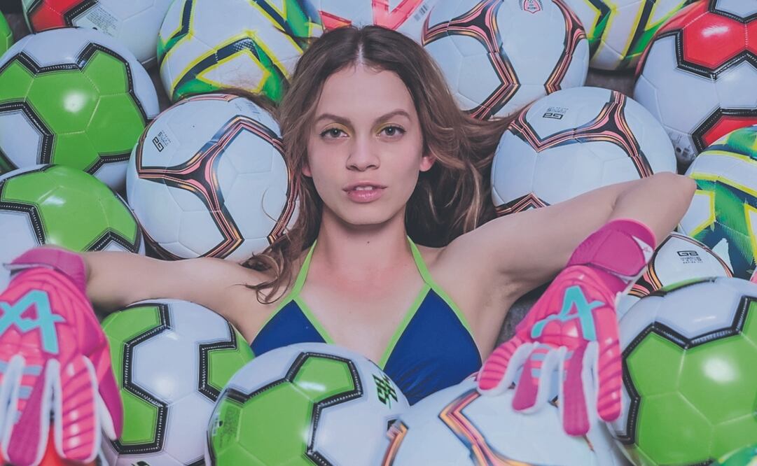 La actriz de 27 años, Ana Valeria Becerril, interpreta a Claudia, exportera de Las Bravas F.C., quien en esta segunda temporada genera un quiebre en la historia, cuando se cambia al equipo rival, el de Las Tapatías. Foto: de MAX