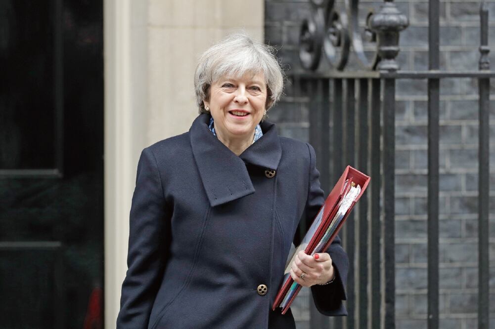 Revés. La primera ministra británica, Theresa May, partidaria de activar lo antes posible el proceso de salida de la Unión Europea. (MATT DUNHAM. AP)