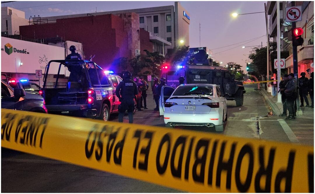 El vehículo abandonado quedó con las puertas abiertas e impactos de bala en calles de Sinaloa (18/01/2025). Foto: Especial