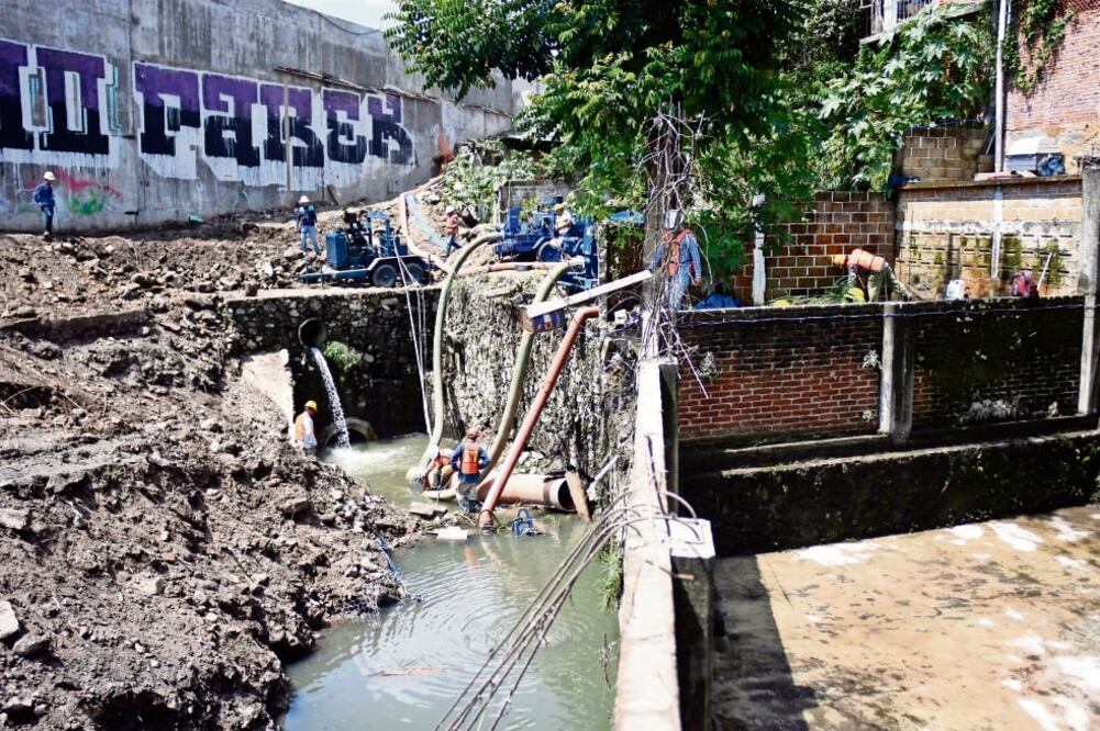 Luego de las lluvias, el agua superó una barda de seis metros de altura y después subió otro metro para inundar jardines y las paredes de una casa cerca de la vía (TONY RIVERA. EL UNIVERSAL)
