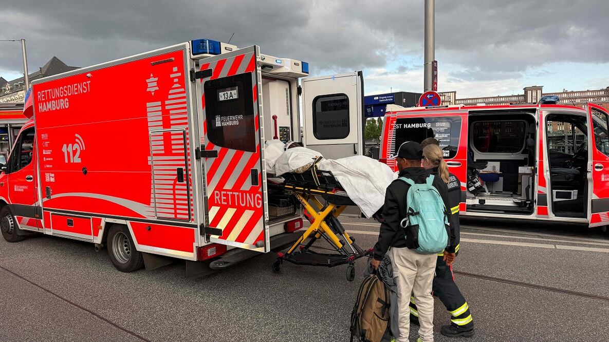 Miembros de los servicios de emergencia trabajan en el lugar de los hechos, en la estación principal de tren de Hamburgo, donde varias personas fueron apuñaladas el 23 de mayo de 2025. Foto: AFP