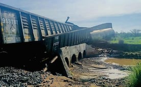 Se descarrila tren de carga Ferromex en Naco, Sonora; derrame químico moviliza a cuerpos de emergencia