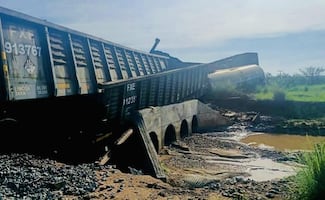 Se descarrila tren de carga Ferromex en Naco, Sonora; derrame químico moviliza a cuerpos de emergencia