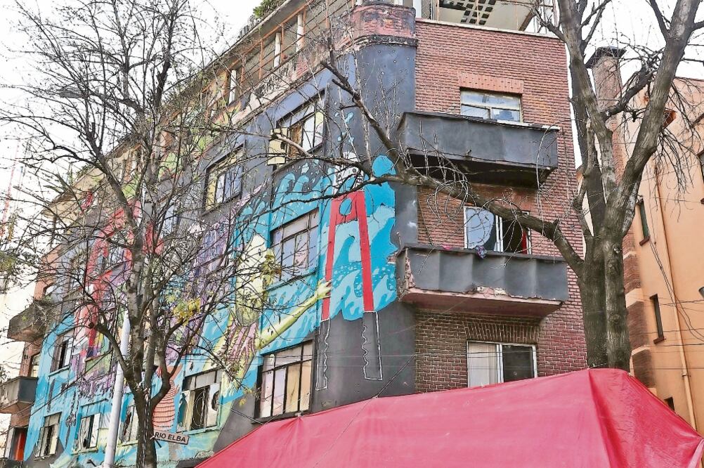 Ex habitantes del inmueble ubicado en el número 424 de Melchor Ocampo instalaron casas de campaña frente al edificio de donde fueron desalojados el martes. Vecinos denuncian que ponen música en alto volumen (JUAN CARLOS REYES. EL UNIVERSAL)