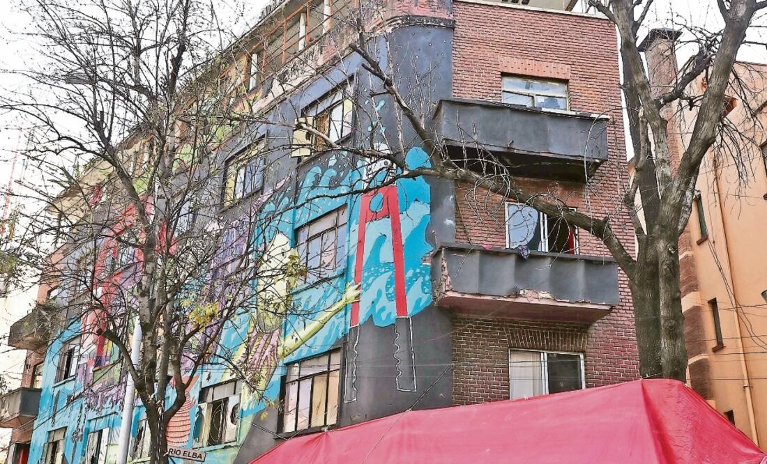 Ex habitantes del inmueble ubicado en el número 424 de Melchor Ocampo instalaron casas de campaña frente al edificio de donde fueron desalojados el martes. Vecinos denuncian que ponen música en alto volumen (JUAN CARLOS REYES. EL UNIVERSAL)