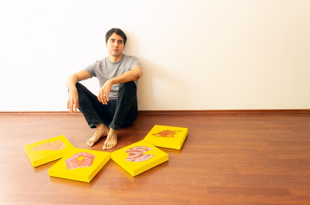 Raúl Villaseñor, artista oaxaqueño, con su obra “Matriz políptica oaxaqueña”.
Foto: Cortesía