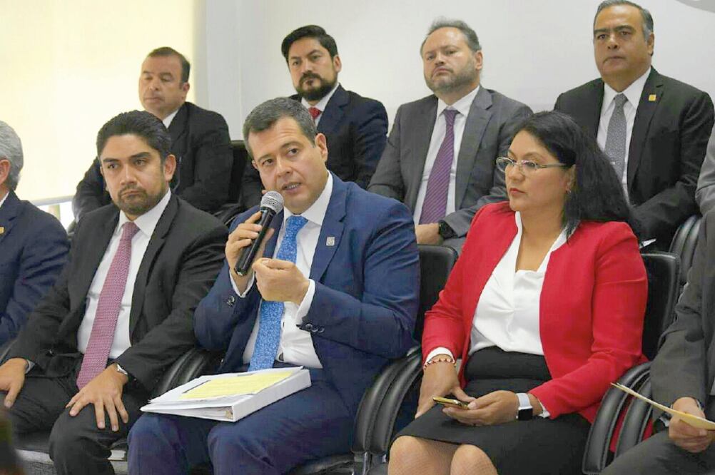 El jefe de Gobierno, José Ramón Amieva (centro), dijo que el apoyo para renta sólo se entregará a personas cuya vivienda esté en demolición, en reconstrucción o que se acredite que está afectada y eso impide su ocupación (MARIO JASSO. CUARTOSCURO)